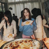 London tampil sederhana kenakan atasan biru lengan panjang dan celana pink. Dalam salah satu foto terlihat para sahabat London yang turut hadir dan makan-makan bersama di rumahnya. Foto: Instagram/@wulanguritno