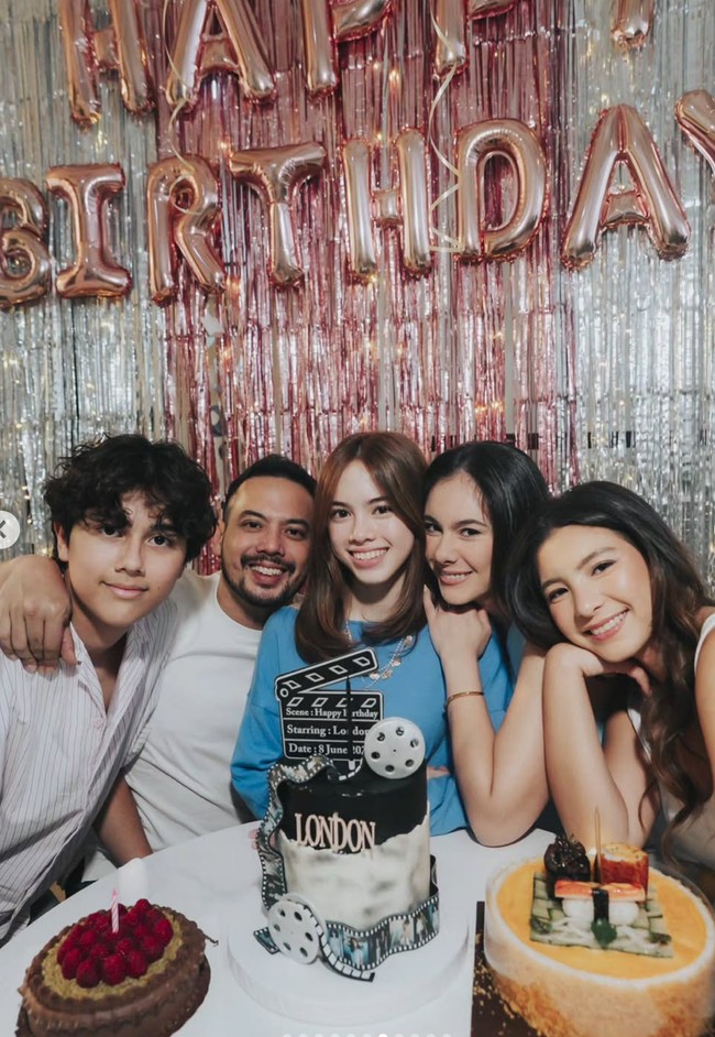 Ayah London sekaligus mantan suami Wulan, Adilla Dimitri juga turut hadir. Meski kini sudah berpisah namun Wulan dan mantan suaminya itu masih terlihat kompak membesarkan anak mereka bersama. Foto: Instagram/@wulanguritno