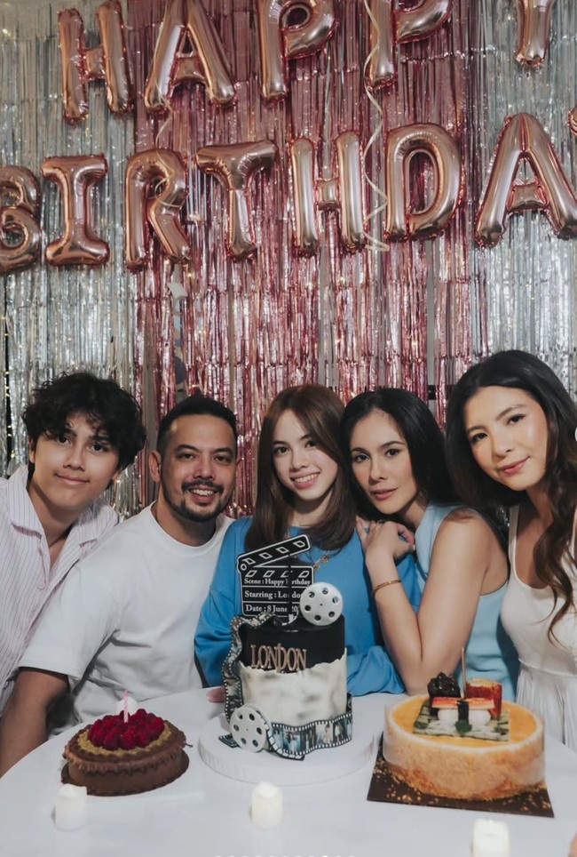 Kedua kakak London, Shaloom Razade dan Jeremiah Alric juga turut hadir. Terlihat ketiga anak Wulan memiliki paras blasteran yang cantik dan ganteng. London sendiri diketahui memiliki darah keturunan Jawa dan Inggris dari sang mama. Foto: Instagram/@wulanguritno