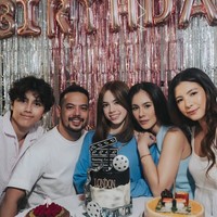 Kedua kakak London, Shaloom Razade dan Jeremiah Alric juga turut hadir. Terlihat ketiga anak Wulan memiliki paras blasteran yang cantik dan ganteng. London sendiri diketahui memiliki darah keturunan Jawa dan Inggris dari sang mama. Foto: Instagram/@wulanguritno