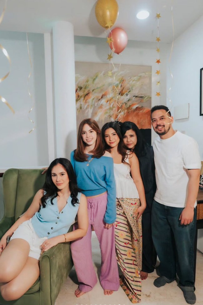 Penampilan Wulan yang awet muda juga tak kalah curi atensi. Kenakan atasan sleeveless biru muda dipadukan celana pendek putih, Wulan dan anak-anaknya jadi bak kakak-adik. Foto: Instagram/@wulanguritno