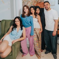 Penampilan Wulan yang awet muda juga tak kalah curi atensi. Kenakan atasan sleeveless biru muda dipadukan celana pendek putih, Wulan dan anak-anaknya jadi bak kakak-adik. Foto: Instagram/@wulanguritno