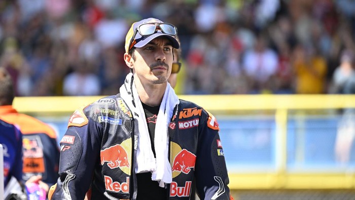 ASSEN, NETHERLANDS - JUNE 28: Maverick Vinales of Spain riding the Red Bull KTM Tech3 bike (12) in pit lane before the MotoGP race of Netherlands at TT Circuit Assen on June 28, 2026 in Assen, Netherlands. (Photo by Gold & Goose Photography/Getty Ima
