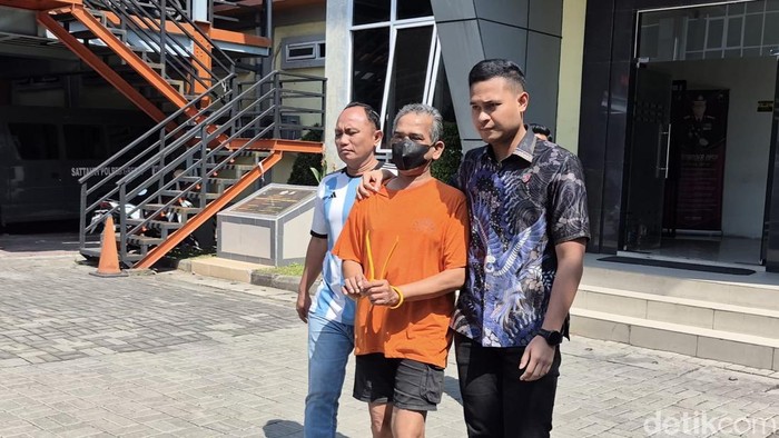 Agus Priyono (AP) sebagai tersangka kasus penipuan Surat Keputusan (SK) Aparatur Sipil Negara (ASN) di Gresik ditahan polisi