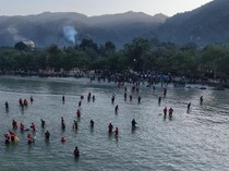 Ribuan Warga Lampung hingga TNI-Polri Gotong Royong Bersihkan Pantai