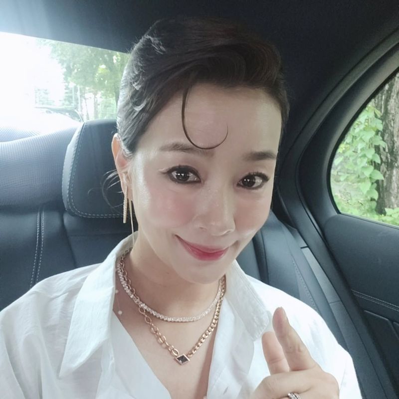 Aktris-presenter Kim Won Hee minta maaf usai menirukan gaya rambut Jennie BLACKPINK di MET Gala 2026.