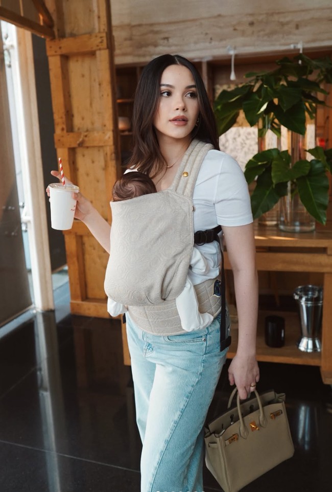 Setelah melahirkan putri pertamanya dengan Al Ghazali, baby Soleil, Alyssa Daguise kini sudah kembali tampil langsing. Dalam unggahan terbarunya di Instagram, Alyssa memamerkan fotonya saat jalan-jalan sambil gendong baby Soleil. Foto: Instagram/@alyssadaguise