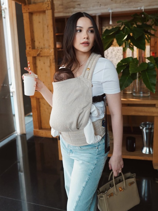 Gaya Stylish Alyssa Daguise Momong Baby Soleil, Tenteng Tas Harga Setengah M