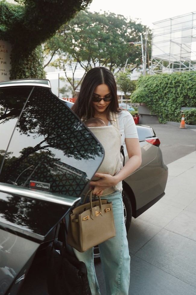 Seperti biasa, wanita 28 tahun itu tampil stylish meski dengan gaya simpel. Ia memadukan atasan kaos putih dengan celana jeans warna biru muda. Penampilannya makin lengkap dengan kaca mata hitam yang menutupi matanya. Foto: Instagram/@alyssadaguise