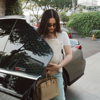 Seperti biasa, wanita 28 tahun itu tampil stylish meski dengan gaya simpel. Ia memadukan atasan kaos putih dengan celana jeans warna biru muda. Penampilannya makin lengkap dengan kaca mata hitam yang menutupi matanya. Foto: Instagram/@alyssadaguise