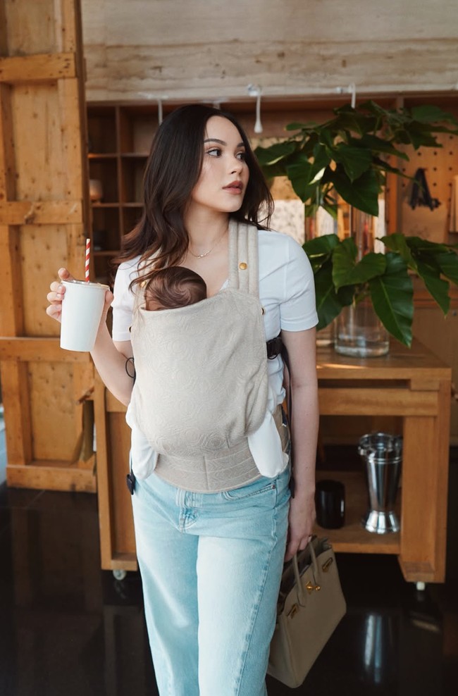 Rambut panjangnya dibiarkan terurai dengan model wavy. Sementara wajahnya dirias dengan makeup natural yang flawless, menciptakan kesan effortless. Foto: Instagram/@alyssadaguise
