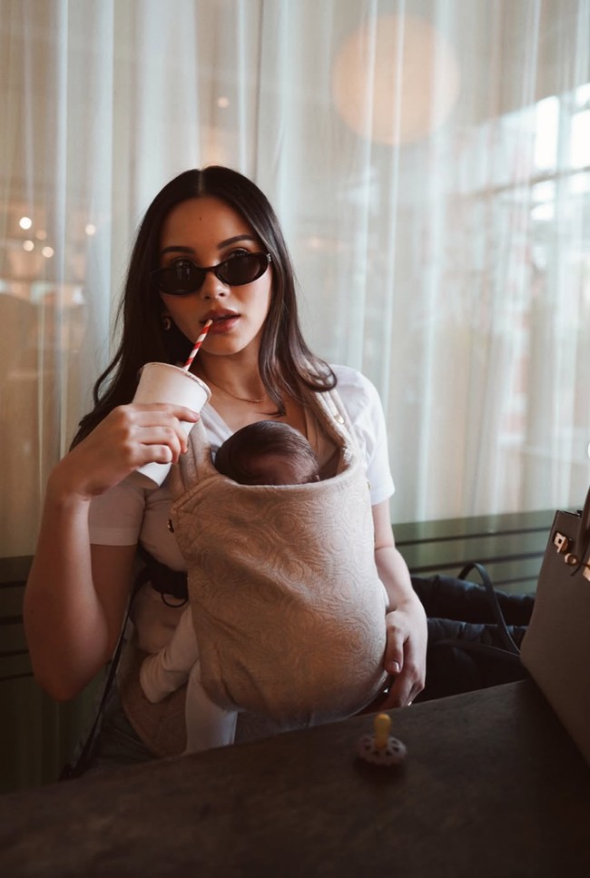 Bergaya santai, Alyssa tampak menggendong baby Soleil sambil meminum minuman yang dipegangnya. Diketahui baby Soleil sendiri saat ini baru berusia 2 bulan. Foto: Instagram/@alyssadaguise