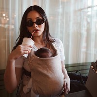 Bergaya santai, Alyssa tampak menggendong baby Soleil sambil meminum minuman yang dipegangnya. Diketahui baby Soleil sendiri saat ini baru berusia 2 bulan. Foto: Instagram/@alyssadaguise
