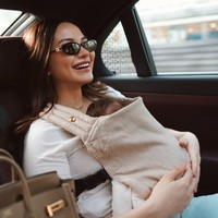 Yang tak kalah jadi sorotan ialah tas yang dibawa Alyssa. Diketahui tas tersebut berasal dari merek mewah Hermes. Foto: Instagram/@alyssadaguise