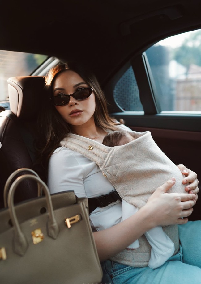 Seperti biasa, penampilan Alyssa dibanjiri pujian. Tak sedikit yang memuji kecatikan ibu baru itu. Foto: Instagram/@alyssadaguise
