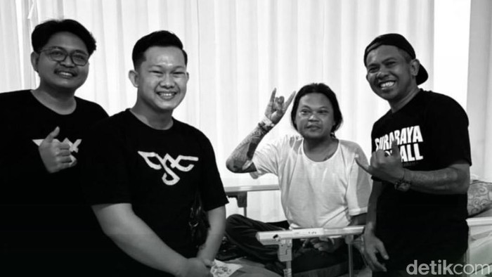 Andie Peci, pentolan bonek saat dirawat di rumah sakit.