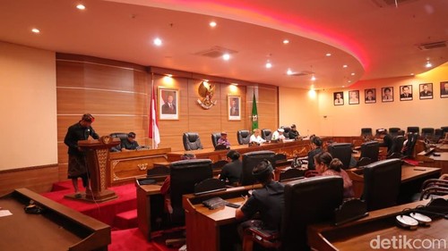 Anggota fraksi gabungan restorasi raya I Nyoman Muliawan saat rapat paripurna di kantor DPRD Bangli, Kamis (9/7/2026).