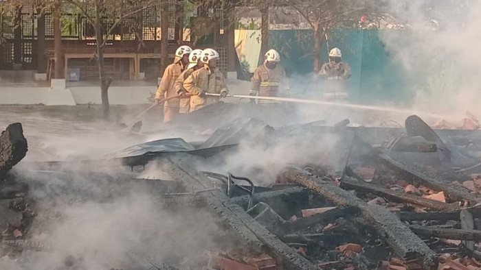 Kondisi bangunan sekolah BIAS di Kecamatan Tembalang, Kota Semarang, habis dilalap api, Jumat (10/7).