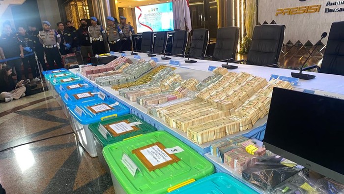 Barang bukti hasil penggeledahan polisi terkait 3 kasus korupsi (Wildan/detikcom)