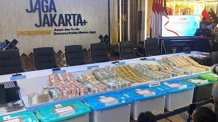 Barang bukti hasil penggeledahan polisi terkait 3 kasus korupsi (Wildan/detikcom)