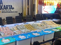 Polisi Pajang Tumpukan Emas dan Uang Dolar Hasil Geledah 3 Kasus Korupsi
