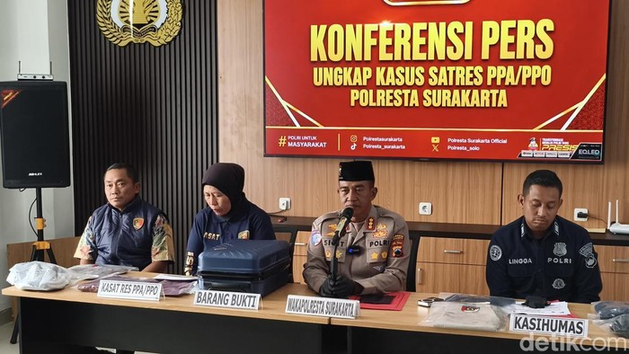 Konferensi pers kasus pembuangan bayi di toilet KA Sancaka di Polresta Solo, Jumat (10/7/2026).