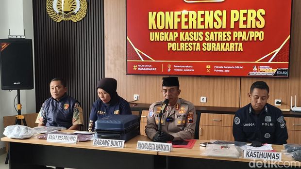Konferensi pers kasus pembuangan bayi di toilet KA Sancaka di Polresta Solo, Jumat (10/7/2026).