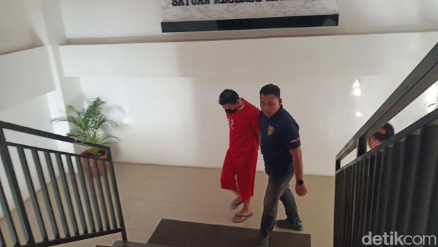 Sosok salah satu pelaku pembuang bayi di toilet KA Sancaka saat digelandang di Polresta Solo, Jumat (10/7/2026).
