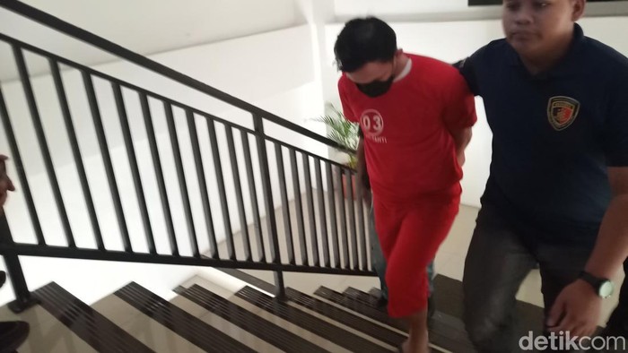 Sosok salah satu pelaku pembuang bayi di toilet KA Sancaka saat digelandang di Polresta Solo, Jumat (10/7/2026).