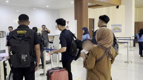Balita dideportasi melalui Bandara Ngurah Rai dengan tujuan Malaysia, karena overstay tujuh bulan di Kota Bima.