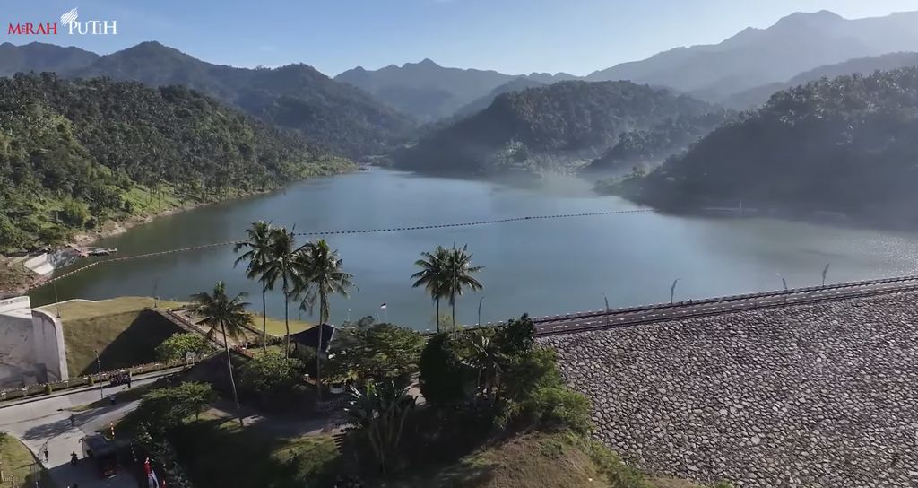 Presiden Prabowo Subianto meresmikan 5 bendungan secara serempak, melalui acara yang dipusatkan di Bendungan Meninting, Lombok Barat, Nusa Tenggara Barat, Jumat (10/7/2026). Nilai investasi yang dikeluarkan negara untuk pembangunan infrastruktur ini mencapai Rp 9,79 triliun. (Tangkapan Layar Youtube)