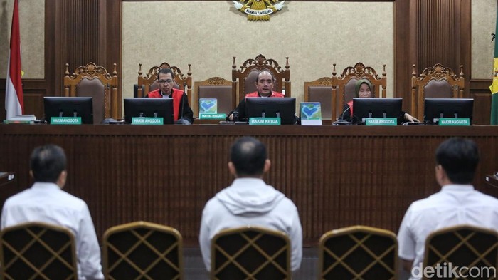 Majelis hakim Pengadilan Tindak Pidana Korupsi (Tipikor) Jakarta Pusat menjatuhkan vonis kepada tiga terdakwa dalam perkara dugaan suap terhadap pejabat Bea Cukai di lingkungan Kementerian Keuangan. Putusan dibacakan pada Jumat (10/7/2026), dengan menyatakan para terdakwa terbukti bersalah melakukan tindak pidana korupsi secara bersama-sama dan berlanjut.
