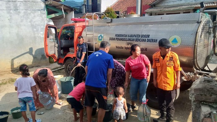 BPBD Bogor memberikan bantuan air bersih ke warga Desa Bantarsari, Kecamatan Rancabungur, Bogor, Jawa Barat.