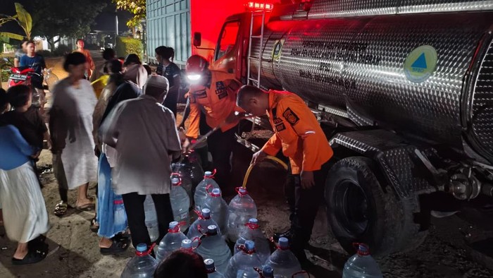 BPBD Kabupaten Bogor mendistribusikan air bersih untuk penanganan sementara kekeringan di Ciseeng, Bogor. (Dok. Istimewa)