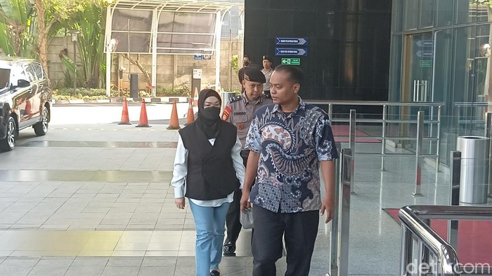 Bupati Sukoharjo, Etik Suryani, tiba di Gedung KPK usai terjaring operasi tangkap tangan (OTT) (Adrial/detikcom).