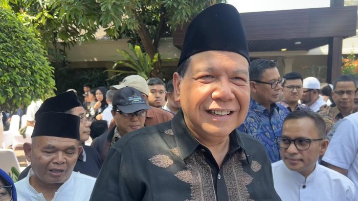 Chairman CT Corp, Chairul Tanjung (CT), melayat ke rumah duka anggota DPR Fraksi NasDem, Rachmat Gobel, di kawasan Tebet, Jakarta Selatan, Jumat (10/7/2026).