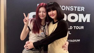 Gaya ibu-anak, Chiquita dan Mommy Mink sama-sama menggemaskan. Chiquita menjadi member termuda dalam girl grup di bawah naungan YG Entertainment itu. Saat ini, Chiquita berusia 17 tahun.  Foto: Instagram @makimink