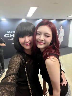 Chiquita BABYMONSTER dan Ibu Visualnya Seperti Kakak-Adik