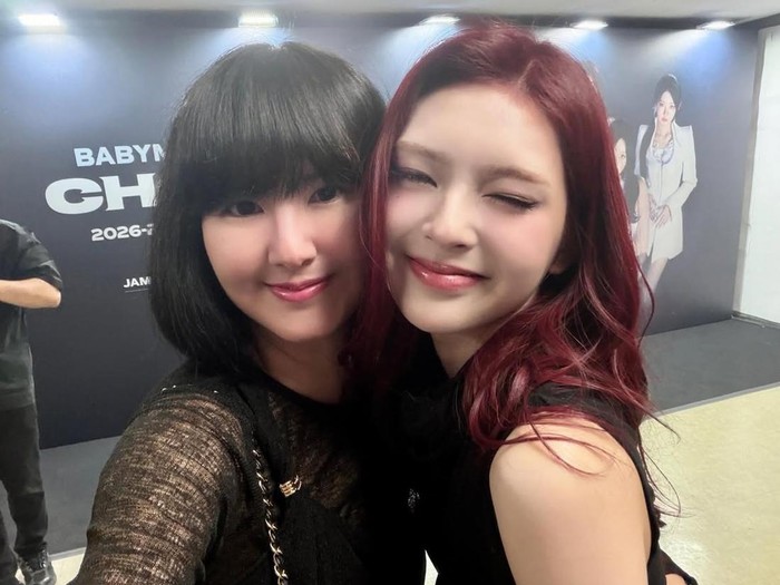 Chiquita BABYMONSTER dan ibunda.