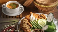 Restoran ini menawarkan banyak pilihan menu Nusantara dan Western. Dari kategori hidangan tradisional ada nasi timbel dengan lauk ayam goreng kremes, sayur asem, dan sambal. Foto: Instagram declansignature