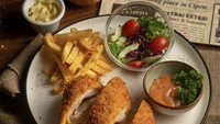 Kalau doyan menu Western, deClan Signature Cipete punya chicken cordon bleu. Disajikan bersama kentang goreng dan salad. Soal harga, menu di kafe ini dibanderol mulai dari Rp75.000an. Foto: Instagram declansignature