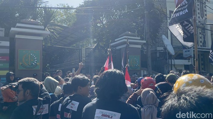 Demo di Kejati Jatim imbas temuan penggeledahan rumah dan kafe Jampidsus Kejagung RI.