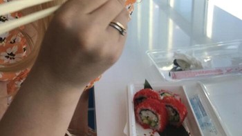 Minta difoto lagi makan sushi biar kelihatan estetik. Hasilnya malah seperti lagi adu cepat melahap makanan. Foto: Boredpanda