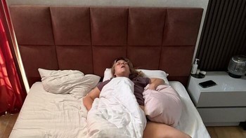 Kalau pasangan tidur pulas, sebagian orang menyelimuti. Yang satu ini malah ambil kamera. Foto: Boredpanda