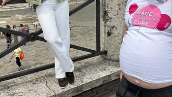 Niatnya foto ala influencer di Colosseum. Yang mencuri perhatian justru bapak yang santai lewat di depan kamera. Foto: Boredpanda