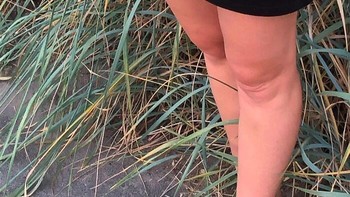 Minta difoto sekeluarga, yang masuk frame malah cuma kaki bayi dan kaki ibu. Kepala? Nanti menyusul. Foto: Boredpanda