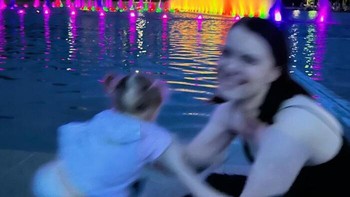 Air mancur warna-warni sudah keren, sayangnya kamera memilih mengabadikan efek blur level gempa. Foto: Boredpanda