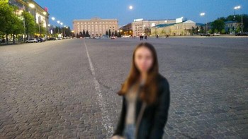 Minta difoto di alun-alun malam hari, hasilnya malah jadi contoh nyata fitur portrait yang kebablasan. Foto: Boredpanda