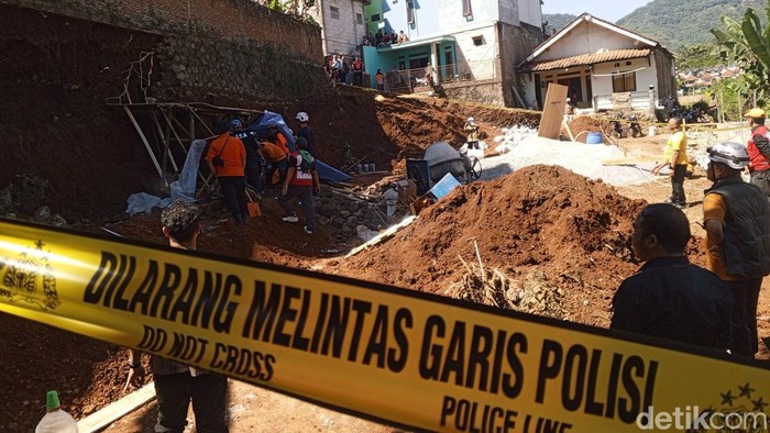 Garis polisi terpasang di lokasi TPT ambruk dalam pembangunan proyek kos-kosan di Jatinangor.