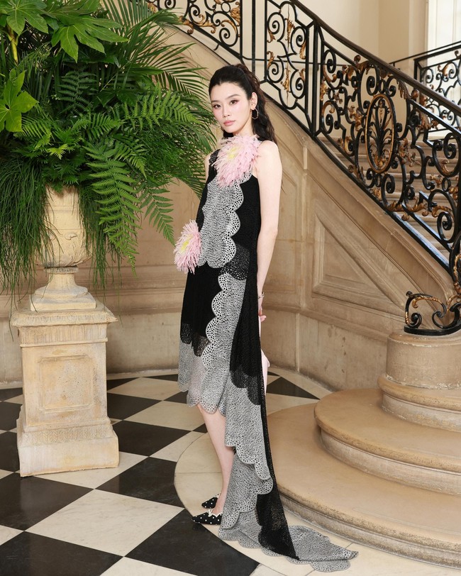 Menikah dalam balutan gaun couture Dior, Ming Xi tentunya tak melewatkan perhelatan ini. Ia bebrlaut gaun hitam dengan detail bordiran unik. (Foto: Daniel Ngantung/detikcom)